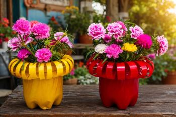 بطری نوشابه را دور نریزید! با یک برش ساده، گلدان رنگی و زیبا بسازید