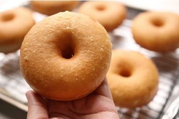 دونات بدون تخم مرغ و خمیرمایه و شیر؛ فقط با ۲ ماده و آماده در کمترین زمان!