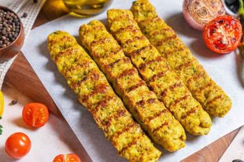 طرز تهیه کباب کوبیده مرغ؛ خوشمزه و آبدار، حتی بدون منقل!