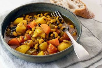 خوراک لوبیا چشم بلبلی با سیب زمینی؛ یک غذای ساده، خوش عطر و سیرکننده برای روزهای شلوغ