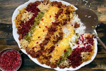 طرز تهیه قیمه نثار قزوین؛ شاهکار مجلسی با عطر زعفران و خلال های رنگارنگ