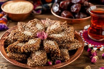 طرز تهیه شیرینی لندو بلوچستان؛ یک شیرینی مقوی و اصیل با طعم خرما و کنجد