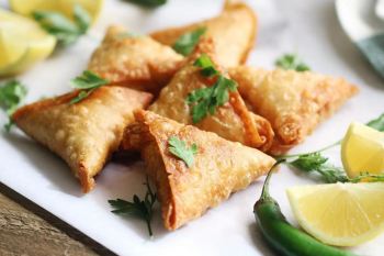 طرز تهیه سمبوسه مرغ ترد و خوشمزه به سبک فست فودی؛ یک میان وعده وسوسه انگیز برای همه!