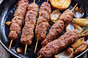 طرز تهیه کباب کوبیده تابه ای بدون سیخ و با سیخ چوبی؛ کبابی آبدار و رستورانی در خانه