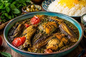 طرز تهیه ترش واش گیلانی؛ خورش شمالی خوش رنگ و ترش مزه با مرغ و بادمجان