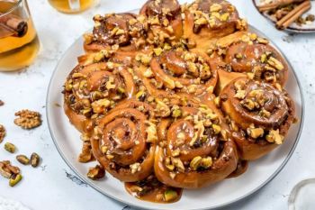 طرز تهیه نان کارامل و گردو؛ نانی نرم، خوش عطر و فوق العاده خوشمزه در خانه