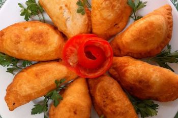 طرز تهیه قطاب گوشتی؛ غذای ترد و خوشمزه ای که همه عاشقش می شوند!