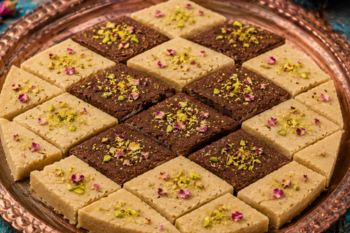 طرز تهیه حلوا نخودچی دو رنگ؛ حلوای مجلسی و خوش عطر برای مناسبت های خاص