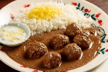 طرز تهیه خورش فسنجان با گوشت قلقلی به روش گیلانی؛ خورشتی مجلسی با رنگ تیره و طعم ملس