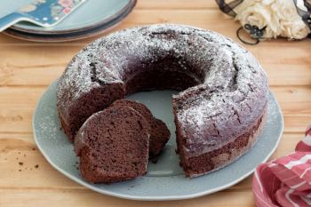 طرز تهیه کیک ماست شکلاتی خوشمزه و ساده؛ کیکی نرم و پوک برای عصرانه