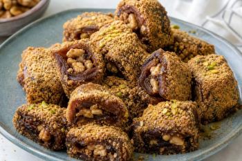 رنگینک با آرد گندم؛ دسر سنتی ایرانی با طعم خرما و گردو که سفره تان را مجلسی می کند