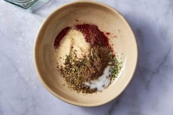 طرز تهیه ادویه ماکارونی خانگی؛ راز خوش عطر و خوشمزه شدن ماکارونی مثل رستوران