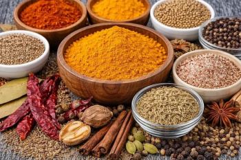 طرز تهیه ادویه کاری خانگی؛ ترکیب خوش عطر و حرفه ای برای مرغ، خورشت و غذاهای هندی