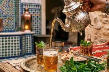 چای مراکشی؛ نوشیدنی خوش عطر و اصیل با طعم نعناع + خواص و طرز تهیه سنتی در خانه