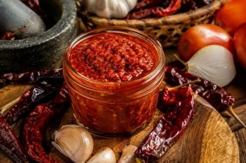 ۳ طرز تهیه سس فلفل تند سبز و قرمز؛ از فلفل تازه تا فلفل خشک