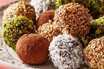 طرز تهیه ترافل خرما با بیسکویت و گردو؛ شیرینی خوشمزه و بدون فر در چند دقیقه