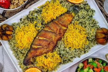 طرز تهیه سبزی پلو با ماهی قزل آلا به روش مجلسی؛ برنج سبز و خوش عطر با ماهی طلایی و برشته