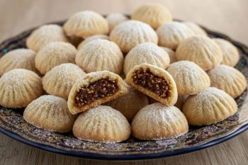 طرز تهیه کلوچه عربی خوشمزه و ساده به روش سنتی؛ شیرینی معطر جنوب با زیره و رازیانه
