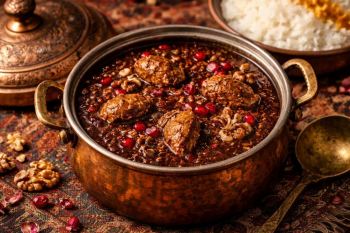 طرز تهیه خورش فسنجان با گوشت قلقلی به روش گیلانی؛ راز خورشی تیره، غلیظ و جاافتاده مثل غذای مادربزرگ ها