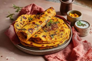 طرز تهیه نان شنبلیله سنتی و خوشمزه خانگی؛ نانی معطر با عطر دل انگیز سبزی های محلی