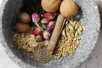 طرز تهیه ادویه پلویی خانگی؛ راز خوش عطر شدن عدس پلو، لوبیاپلو و هویج پلو