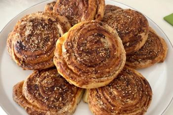 طرز تهیه رول ارده خانگی؛ شیرینی خوشمزه و مجلسی با عطر کنجد و دارچین