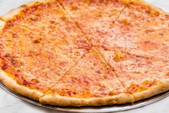 طرز تهیه پیتزا نیویورکی خوشمزه و ساده به روش رستورانی؛ با خمیر نازک و پنیر کش دار