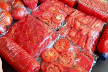 نگهداری گوجه فرنگی در فریزر؛ ترفند اقتصادی برای جلوگیری از خراب شدن گوجه و استفاده در تمام سال