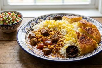 طرز تهیه قیمه لا پلو خوشمزه و مجلسی؛ راز یک پلوی زعفرانی با عطر قیمه اصیل ایرانی
