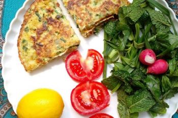 طرز تهیه کوکو پیازچه رشتی؛ غذای محلی خوشمزه و فوری با عطر سبزی های تازه