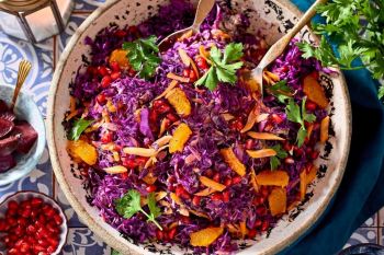 طرز تهیه سالاد انار و کلم قرمز رستورانی؛ سالادی مجلسی، خوش رنگ و ترد برای مهمانی ها