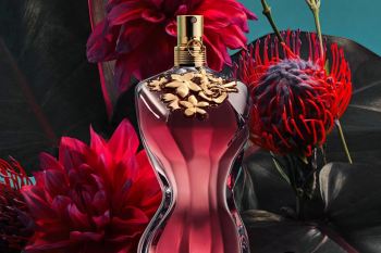 ۱۰ عطر شیرین زنانه محبوب که همیشه جذاب اند؛ از رایحه وانیلی و کاراملی تا عطرهای میوه ای و گلی