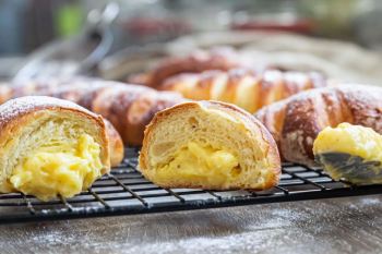 طرز تهیه نان کاسترد خانگی؛ نان نرم و لطیف با مغز کرم وانیلی خوشمزه