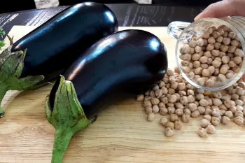 اگه بدونی با نخود و بادمجون چه غذای خوشمزه ای میتونی درست کنی!بدون گوشت ولی ۱۰۰۰ بار خوشمزه تر!