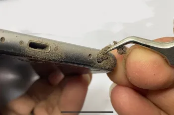 تمیز کردن پورت USB آیفون ۶ پلاس/گوشی به این کثیفی دیده بودید؟!