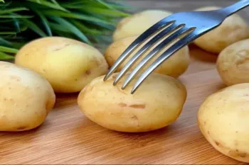 اگه فقط سیب زمینی تو خونه داری،این خوشمزه ترین غذای دنیا رو حتما باهاش درست کن!خوشمزه،سریع،آسون!