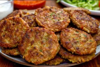 از وقتی فهمیدم کتلت هویج ۱۰۰۰برابرخوشمزه تر از کتلت سیب زمینیه هفته ای ۳ بار درست می کنم!غذای آسون!
