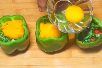 طرز تهیه فلفل دلمه با تخم مرغ صبحانه آسان!