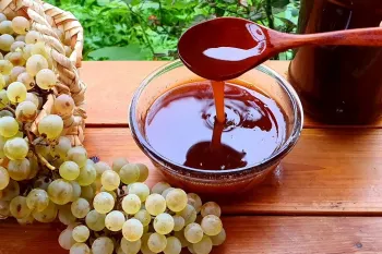 طرز تهیه شیره انگور خانگی با روشی ساده