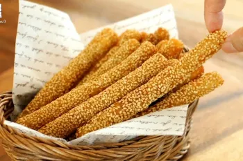 غذای سیب زمینی فوق العاده! دانه های کنجد خوش طعم، این چوب های سیب زمینی را تردتر و خوشمزه تر می کند