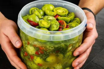 طرز تهیه ترشی گوجه فرنگی سبز / راز مادربزرگ که هرگز گفته نشده است!