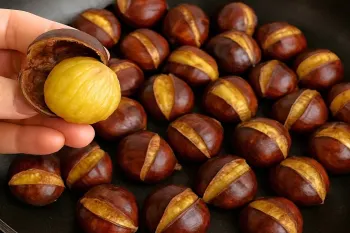 ترفند سریع جدید برای پختن شاه بلوط در ماهیتابه! آنها را به تنهایی پوست می کنند!