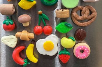 از یک تکه خمیر تا یک اثر هنری روی یخچال؛ ساخت آهنربای مینیاتوری دست ساز