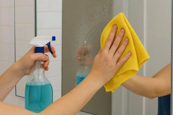 شیشه ها مثل روز اول برق می زنند؛ ۸ ترفند ساده برای تمیزکردن شیشه بدون رد و لک