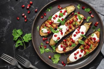 بادمجان کبابی با سس ماست و گردو؛ پیش غذایی خوشمزه و مجلسی با عطر دودی!