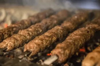 چگونه کباب را دوباره گرم کنیم؟ راهنمای کامل گرم کردن کباب با مایکروفر، اجاق گاز و فِر