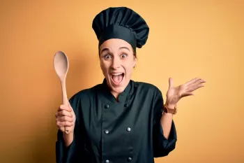 ۷ ترفند کاربردی و ارزان برای مقوی تر کردن غذا | چگونه با هزینه ای کم، سفره ای مغذی بچینیم؟