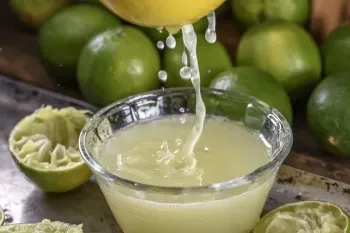 طرز صحیح آب لیمو گرفتن و راز تلخ نشدن آبلیموی خانگی !