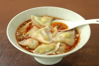 طرز تهیه سوپ دامپلینگ تند به سبک چینی با سبزیجات !