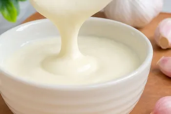 طرز تهیه سس سیر خانگی : بدون گلوتن، بدون تخم مرغ !